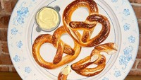 Pemilihan warna dan goresan kuas yang tepat membuat lukisan pretzel ini tampak nyata. Apalagi ada taburan wijen di atasnya. Foto: Bored Panda