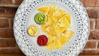 Penggemar tortilla chips kumpul di sini! Christina membuat lukisannya, lengkap dengan saus cocolan (dipping sauce) aneka warna. Foto: Bored Panda