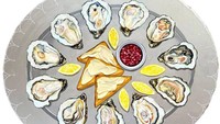 Wow! Tiram segar dengan irisan lemon dilukis cantik di atas piring abu-abu. Siapa nih yang tak sabar ingin ikut mencobanya? Foto: Bored Panda