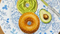 Christina Kunanets, seniman asal Lviv, Ukraina yang membuat lukisan makanan di atas piring. Ia membuat lukisan 3D dengan cat minyak. Bagel dan alpukat ini jadi salah satu karyanya! Foto: Bored Panda