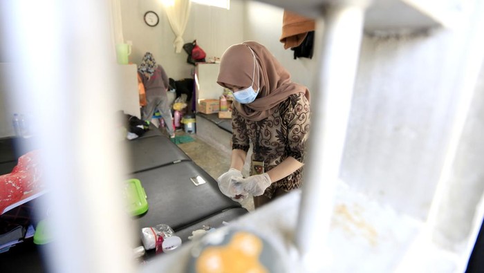 Petugas Lapas dan Polri menggeledah kamar hunian warga binaan pemasyarakatan (WBP) di Lembaga Pemasyarakatan (Lapas) Perempuan, Kabupaten Gorontalo, Gorontalo, Jumat (23/8/2024). Tim gabungan dari petugas Lapas, TNI, Polri dan Badan Narkotika Nasional Kabupaten Gorontalo menggeledah kamar hunian WBP sebagai upaya pencegahan dan penindakan masuknya barang terlarang seperti narkotika, senjata tajam dan ponsel. ANTARA FOTO/Adiwinata Solihin/nym.