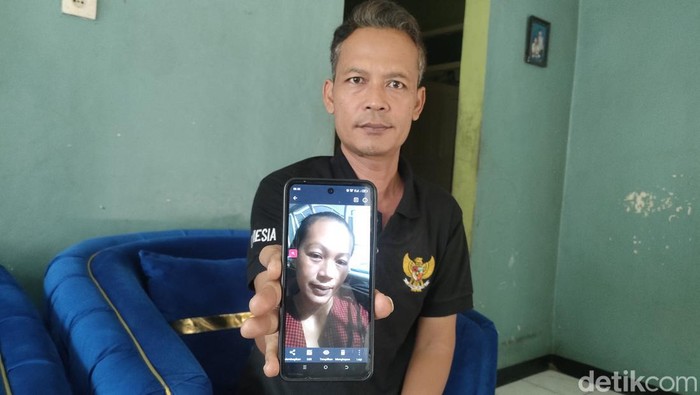 Dani menunjukkan foto Wiwin, PMI Garut yang disiksa di Erbil, Irak.