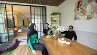 Begini tampilannya ketika duduk bersantai di meja tersebut. Bisa digunakan untuk menikmati kopi dan camilan di sore hari. Foto: YouTube TAULANY TV