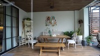 Area makan di rumah Syahnaz dan Jeje ini juga bisa di halaman belakang rumahnya. Mereka menyediakan meja kayu dengan beberapa kursi yang nyaman untuk diduduki. Terdapat juga hiasan dinding lucu yang terdiri atas piring bergambar wajah Syahnaz dan Jeje. Foto: YouTube TAULANY TV