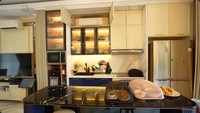 Begini kondisi dapur di rumah Syahnaz. Ia memiliki kitchen set yang simpel dengan warna putih tulang. Untuk meja island dipadukan warna biru laut dengan marmer hitam. Foto: YouTube TAULANY TV