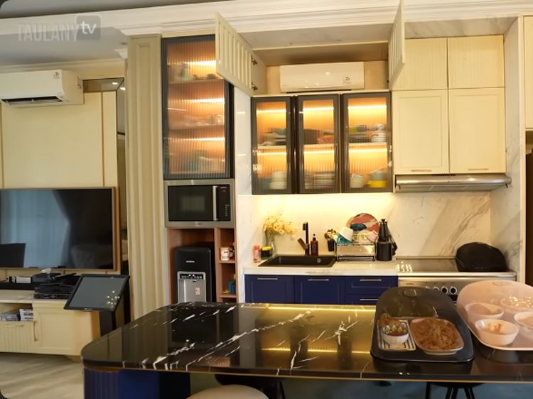 Dapur Mungil di Rumah Syahnaz dan Jeje Bergaya Klasik Amerika