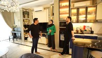 Area dapurnya juga menyatu dengan ruang tamu. Pasangan ini memaksimalkan ruang yang ada, tapi tetap terlihat rapi dan cantik. Foto: YouTube TAULANY TV