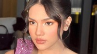 ⁠Salah satu netizen mendoakan Davina Karamoy panjang umur dan segera punya cucu 101. Ia merespons, Eh gimana gimana? (Foto: dok Instagram)