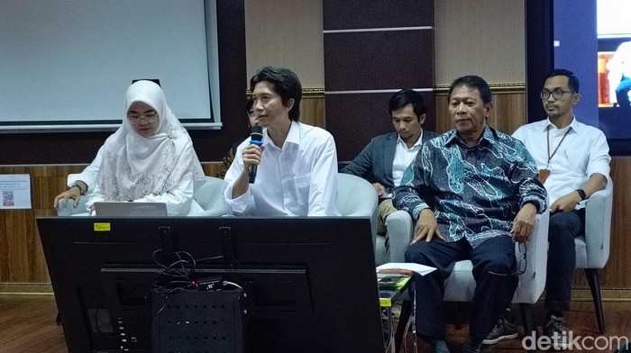 Dekan FK Undip memberikan keterangan dr Yan Wisnu Prajoko dalam  jumpa pers terkait kasus meninggalnya mahasiswi PPDS UNDIP, Jumat (23/8/2024).