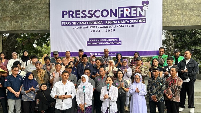 Deklarasi pasangan Bunda Fey-Regina yang resmi bakal berduet maju Pilwali Kediri 2024.