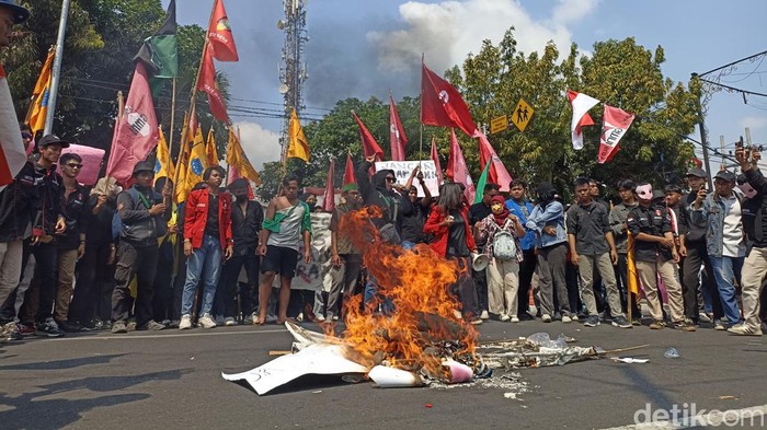 demo bakar keranda di kota blitar demi kawal putusan mk