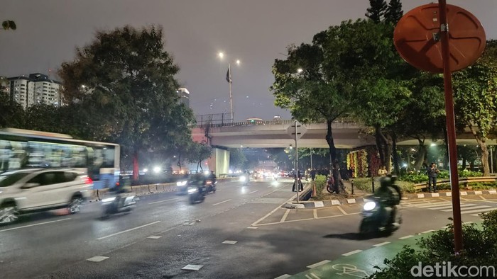 Demo di DPR dibubarkan, lalu lintas kembali normal.