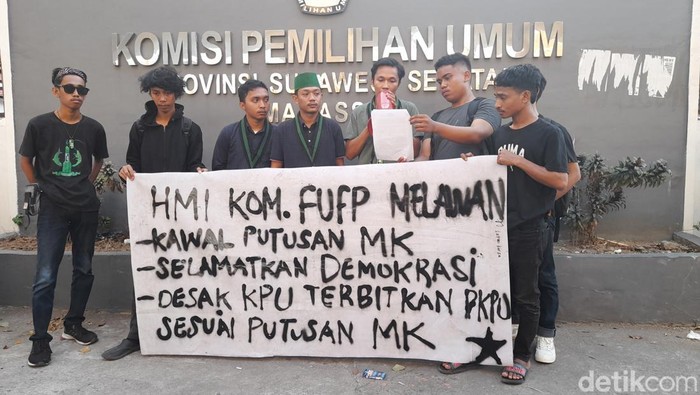 Demo di Kantor KPU Sulsel, Jalan AP Pettarani, Kota Makassar.