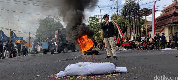 Demo kantor KPU Banyuwangi