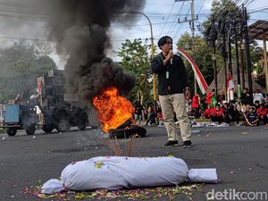 Dupa dan Pocong Warnai Demo Desak KPU Banyuwangi Terbitkan PKPU Pilkada