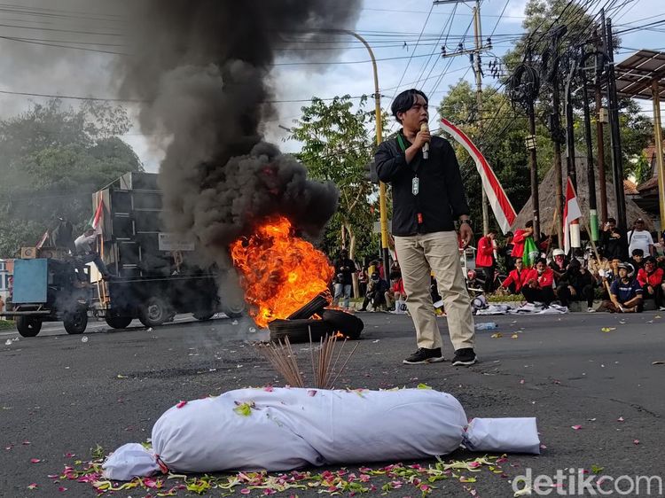 Dupa dan Pocong Warnai Demo Desak KPU Banyuwangi Terbitkan PKPU Pilkada