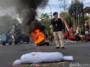 Bakar Dupa-Bawa Pocong, Mahasiswa Banyuwangi Demo KPU Terbitkan PKPU