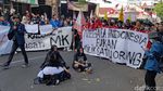 Dupa dan Pocong Warnai Demo Desak KPU Banyuwangi Terbitkan PKPU Pilkada