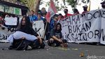 Dupa dan Pocong Warnai Demo Desak KPU Banyuwangi Terbitkan PKPU Pilkada