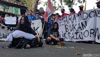 Dalam aksinya, massa membakar dupa dan membawa replika pocong. Mereka juga menuntut bertemu ketua komisioner untuk menyampaikan aspirasinya (Foto: Eka Rimawati)