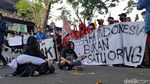 Dupa dan Pocong Warnai Demo Desak KPU Banyuwangi Terbitkan PKPU Pilkada