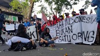 Komisioner Divisi Sosdiklih Parmas dan SDM KPU Banyuwangi Enot Sugiarto menegaskan komitmennya untuk menerima seluruh aspirasi demonstran (Foto: Eka Rimawati)