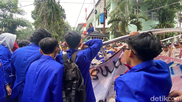 Demo Kawal Demokrasi di Sukabumi, Mahasiswa Jebol Gerbang Gedung Dewan