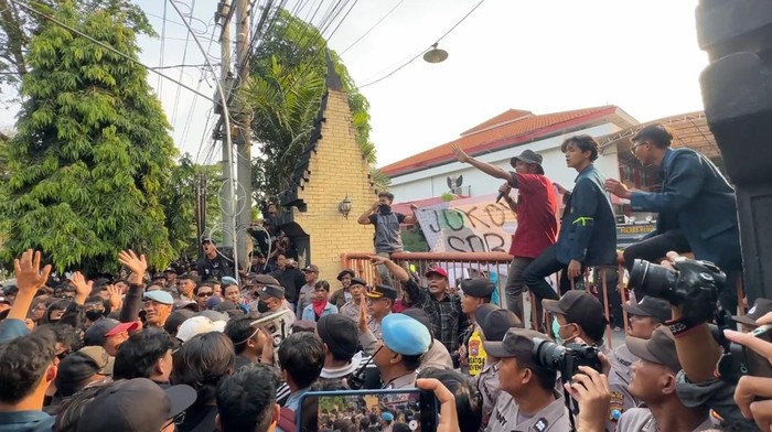 Demo kawal putusan MK di gedung DPRD Kediri