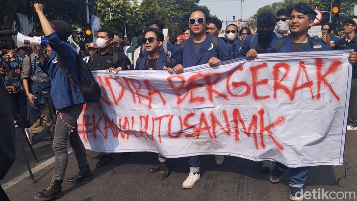 Massa Geruduk KPU Dukung Penegakan Putusan MK untuk Pemilu Adil dan Transparan