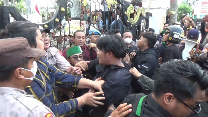 Demo kawal putusan MK di Lumajang diwarnai aksi saling dorong