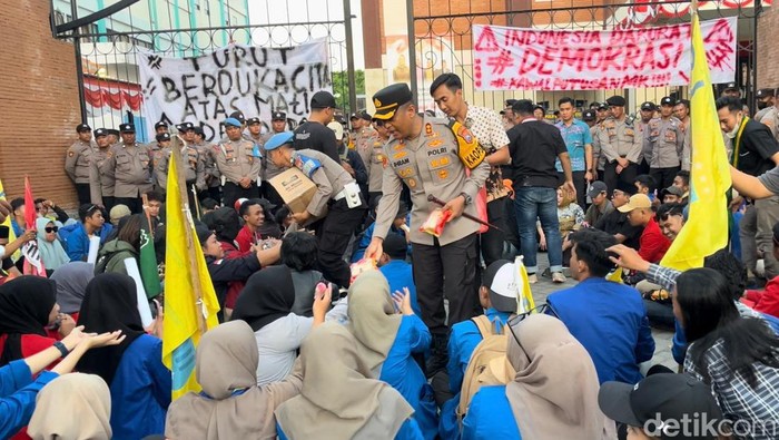 demo kawal putusan mk di mojokerto