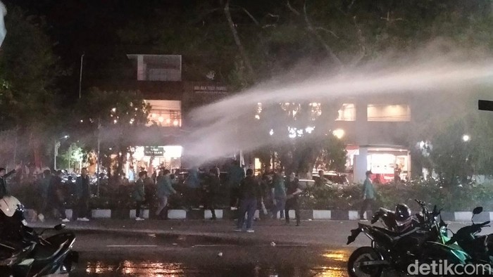 Demo mahasiswa dari berbagai kampus di DPR Aceh berakhir ricuh. (Foto: Agus Setyadi/detikSumut).
