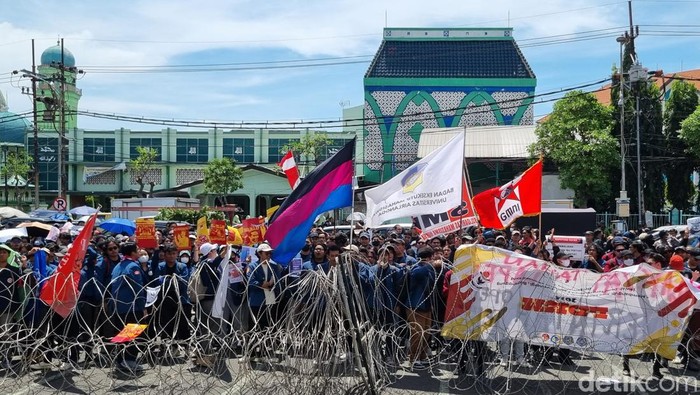 Demo mahasiswa di depan DPRD Jatim