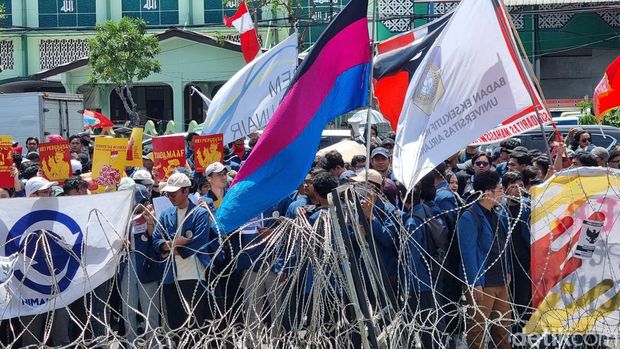 Demo mahasiswa di depan DPRD Jatim