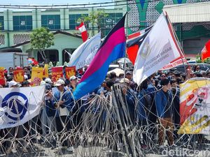 Momen Kericuhan Demo Tolak Revisi UU Pilkada di Surabaya