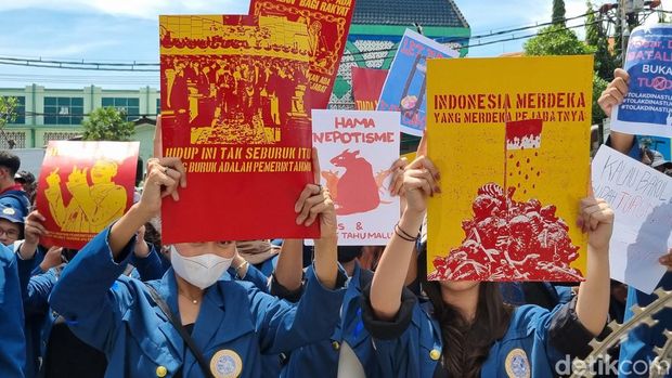 Demo mahasiswa di depan DPRD Jatim