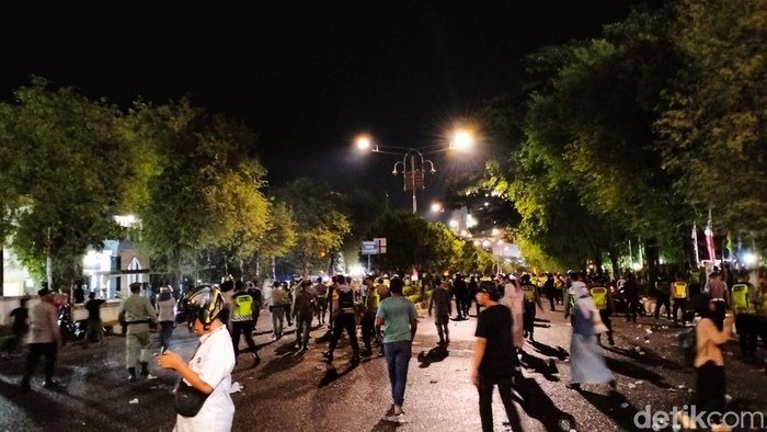 Demo mahasiswa di DPR Aceh dibubarkan paksa polisi dan Brimob dengan tembakan gas air mata. (Foto: Agus Setyadi/detikSumut).
