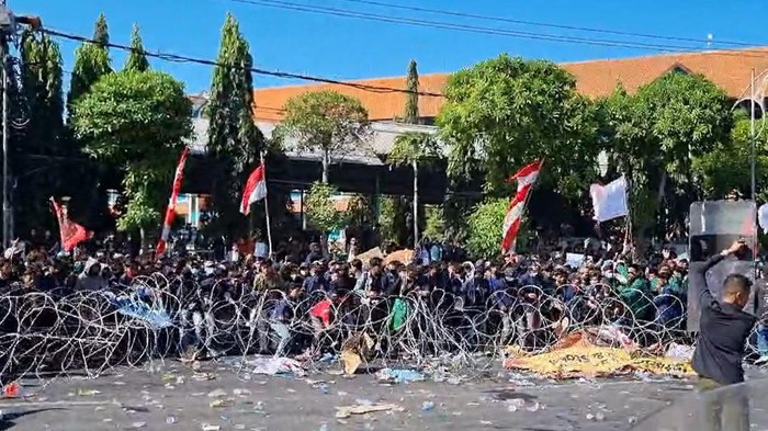Demo mahasiswa di DPRD Jatim ricuh