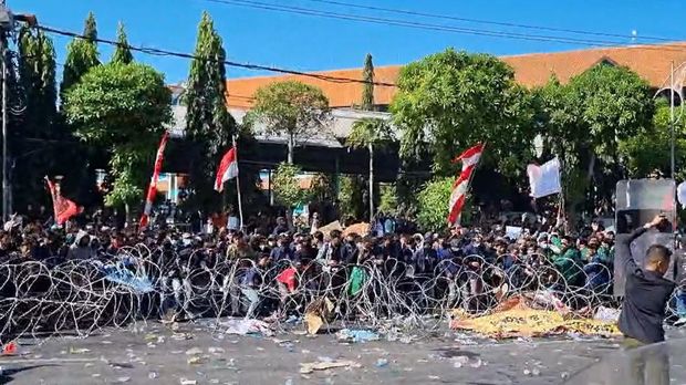 Demo mahasiswa di DPRD Jatim ricuh