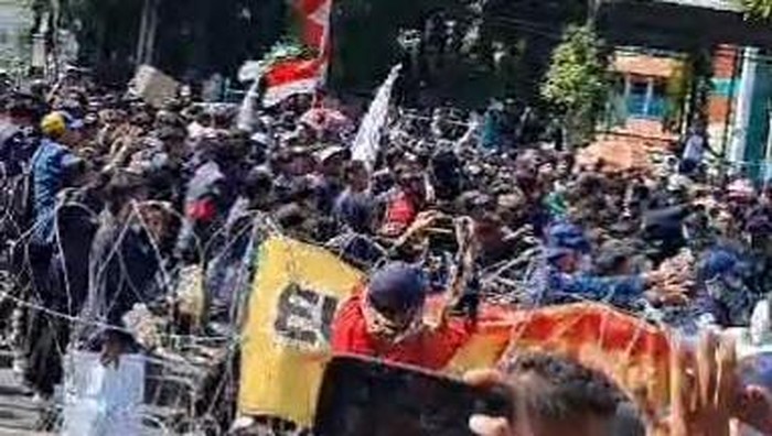 Demo mahasiswa tolak revisi UU Pilkada di DPRD Jatim ricuh