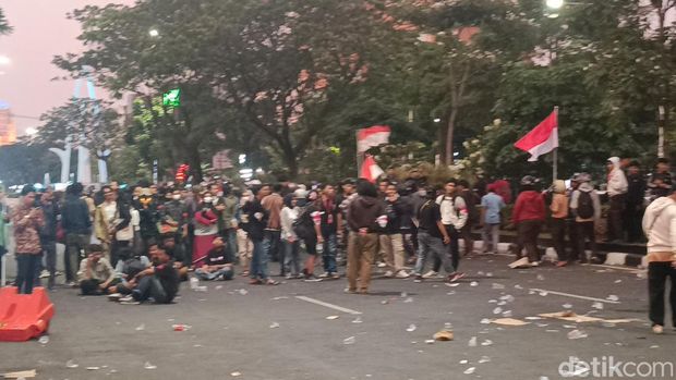 Massa pelajar bubarkan diri usai gurunya datang ke lokasi demo di Jalan Pahlawan, Semarang, Jumat (23/8/2024).
