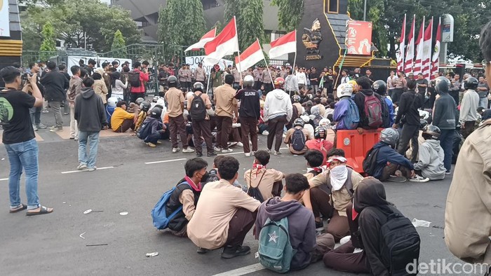 Massa pelajar bubarkan diri usai gurunya datang ke lokasi demo di Jalan Pahlawan, Semarang, Jumat (23/8/2024).