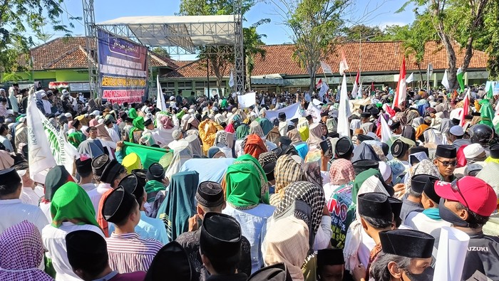 Demo warga di Pamekasan tolak alat kontrasepsi untuk pelajar