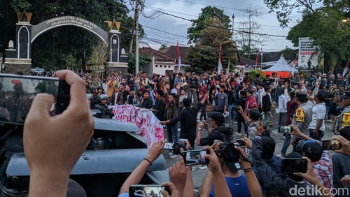Demonstrasi mahasiswa menolak revisi UU Pilkada di depan gedung DPRD NTB, Jumat (22/8/2024). (Ahmad Viqi Wahyu Rizki/detikBali)