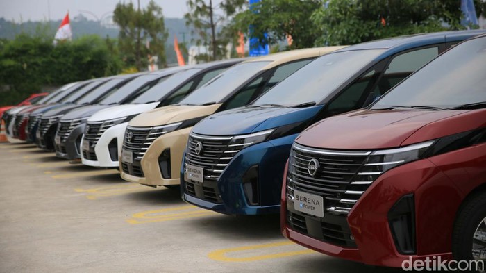 Belasan All New Nissan Serena e-Power mejeng di Sentul, Bogor, Jawa Barat. Mobil bongsor ini mulai diserahkan ke pemesannya.