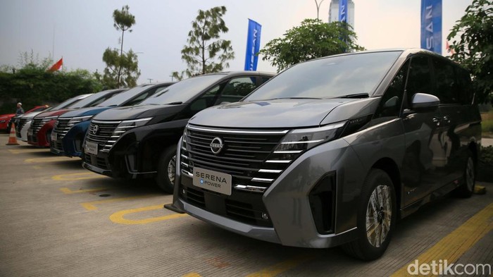 Deretan All New Nissan Serena e-Power yang Bikin Senyum Pemesannya Belasan All New Nissan Serena e-Power mejeng di Sentul, Bogor, Jawa Barat. Mobil bongsor ini mulai diserahkan ke pemesannya.