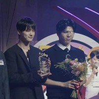 Tak ketinggalan, ada grup KPop pertama dengan seluruh personelnya yang mengalami gangguan pendengaran, Big Ocean. Di acara NEWSIS K-EXPO 2024, personel Big Ocean diberikan penghargaan Hallyu Special Award. Foto: Instagram