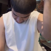 Fadil pun menceritakan mengapa rambutnya itu bisa mengalami kerontokan dan kebotakan. Rupanya karena pada tahun 2017 ia pernah bleaching sendiri rambutnya hingga sebanyak 7 kali. Setelah proses bleaching tersebut kulit kepalanya langsung terasa panas dan memerah. Rambutnya pun perlahan mulai rontok. Foto: Instagram/@fadiljaidi