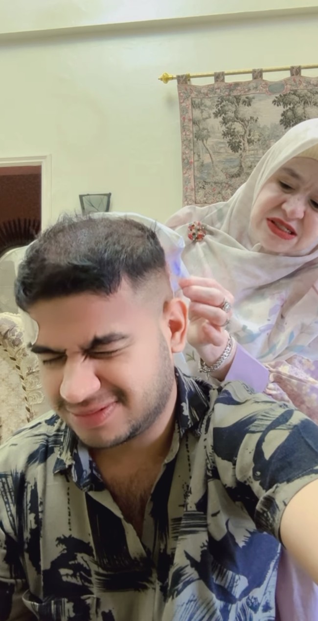 Dalam salah satu video unggahan terbarunya terlihat Fadil dibantu sang bunda untuk membuka perban pada bagian kepalanya. Melihat penampilan sang anak, ibunda Fadil pun sempat tertawa. Foto: Instagram/@fadiljaidi