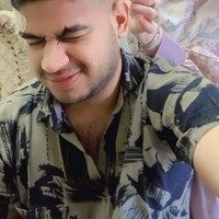 Dalam salah satu video unggahan terbarunya terlihat Fadil dibantu sang bunda untuk membuka perban pada bagian kepalanya. Melihat penampilan sang anak, ibunda Fadil pun sempat tertawa. Foto: Instagram/@fadiljaidi